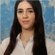 Profesora titulada de inglés con 3 años de experiencia.